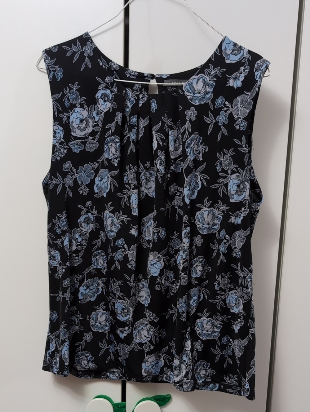 Suzy Shier Black Sleeveless Camisole with Blue Floral Print